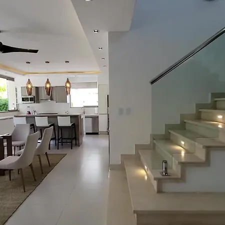 Avec Piscine Chauffee, 3 Et 4 Salles De Bains Villa