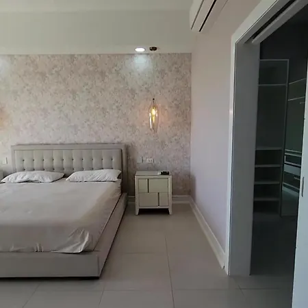Avec Piscine Chauffee, 3 Et 4 Salles De Bains *
