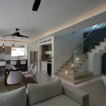 Avec Piscine Chauffee, 3 Et 4 Salles De Bains Villa