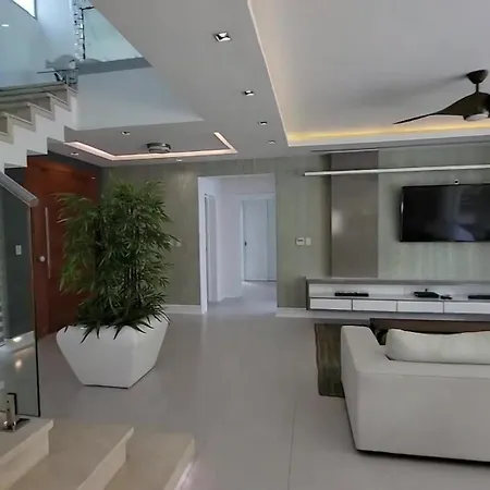 Avec Piscine Chauffee, 3 Et 4 Salles De Bains Villa