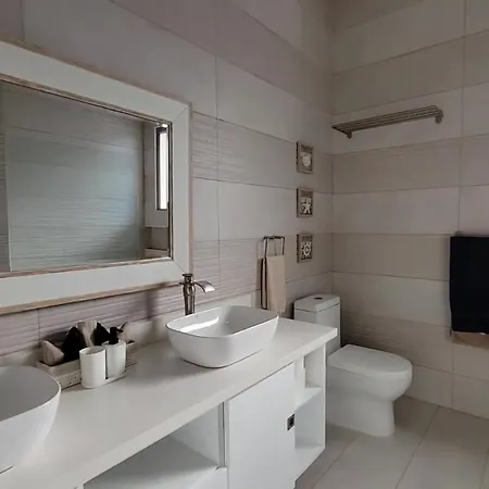 Avec Piscine Chauffee, 3 Et 4 Salles De Bains Villa